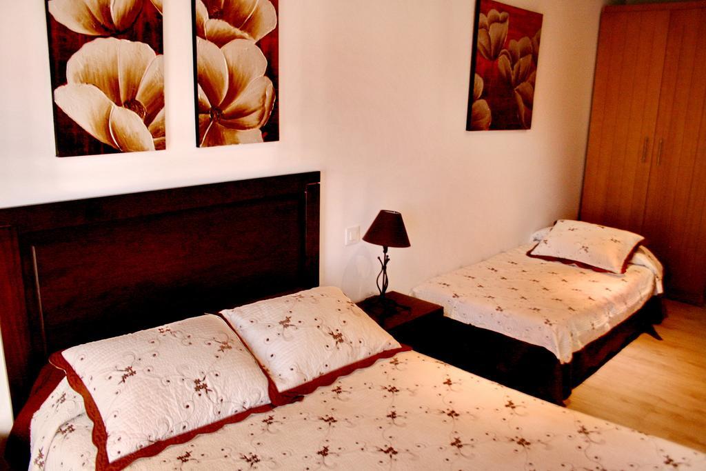 Apartamentos Turisticos Mirayuste 구아달루페 외부 사진